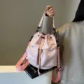 Modische rosa Nylon-Beuteltasche mit Tunnelzug und praktischen Vordertaschen. - Rosa