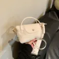 Weißer Plüsch Handtasche für Damen, stylische Kunstfell Umhängetasche mit Griff und Klappe. - Weiß