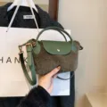 Plüsch Umhängetasche mit grünem Lederdeckel, stilvolle Winter Schultertasche - Hellgrün