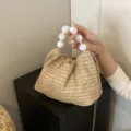 Freizeit Stroh Schultertasche für Damen mit stylischem weißen Perlen Griff Sommer Tasche. - Khaki