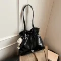 Schwarze Lackleder Tote Tasche stilvolle slouchy Schultertasche mit flauschigem Anhänger für Damen. - Mit Anhänger / Schwarz