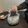 Silberne gesteppte Dumpling Tasche, weiche Wolken Hobo Handtasche mit verstellbarem Schultergurt. - Silber