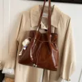 Braune Lackleder Tote Bag, stilvolle Kordelzug Umhängetasche mit niedlichem Plüsch Anhänger Damen - Ohne Anhänger / Braun