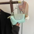 Kleine Nylon Umhängetasche für Damen, lässige modische Handtasche mit süßem flauschigen Anhänger. - Grün