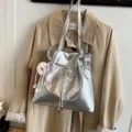 Silberne metallic Schulter-Tote-Bag mit süßem Plüsch-Anhänger und Kordelzug für Damen. - Ohne Anhänger / Silber