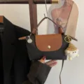 Kleine Nylon Umhängetasche mit brauner Lederklappe, modische lässige Handtasche. - Schwarz und Braun