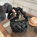 Schwarze gesteppte Wolken-Knödel-Tasche, geraffter Scrunchie-Griff, lässige Umhängetasche - Schwarz