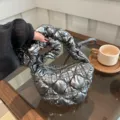 Silberne metallische gesteppte Wolken-Handtasche, stylischer Plissee-Griff Freizeittasche. - Silbergrau