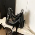 Schwarze große Schultertasche aus weichem Leder, vielseitige Hobo-Tasche mit Reißverschlüssen. - Schwarz