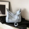 Hellblauer lässiger Umhängetasche stilvolle Crossbody Hobo Bag mit Taschen und Reißverschlüssen - Hellblau