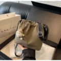 Lässige Nylon Eimer Tasche für Damen, modische Umhängetasche mit süßem Plüsch Anhänger. - Grün