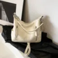 Cremeweisse Damen Schultertasche, stilvolle lässige Tote Umhängetasche mit Reißverschluss. - Weiß