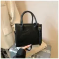 Schwarze strukturierte Kunstleder-Umhängetasche mit Griffen, minimalistische Damentasche neu. - Schwarz