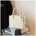 Elegante cremeweiße strukturierte Handtasche für Damen, stilvolle minimalistische Umhängetasche. - Weiß