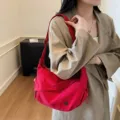 Wasserdichte lässige Nylon Umhängetasche stylische Pendler Dumpling Crossbody Tasche Damen - Rot