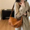 Wasserdichte Nylon Umhängetasche für Damen, lässige Dumpling Schultertasche in stilvollem Braun. - Hellbraun