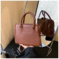 Schicke minimalistische braune Herbst Handtasche, vielseitige Leder Umhängetasche. - Dunkelbraun
