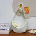 Lässige Nylon-Umhängetasche in Creme, mit süßem Plüschanhänger und kleinem Beutelanhänger. - Passend für 11 Zoll Tablet Mit Käseanhänger Und Münztasche / Weiß