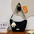 Schwarze Canvas Umhängetasche mit Plüschanhänger, lässige Halbmond Beuteltasche für Damen. - Passend für 11 Zoll Tablet Mit Käseanhänger Und Münztasche / Schwarz
