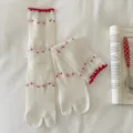 Sommer dünne Damen Zehensocken atmungsaktiv süße rote Schleife Spitze Zweizehensocken - Einheitsgröße / Cremeweiß