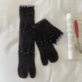 Sommer dünne Zehensocken schwarze Zweizehensocken mit lila Spitzenbesatz und niedlichem Design. - Einheitsgröße / Schwarz