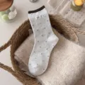Grijze sokken met polkadots en een bruine boord en egg stoffen label voor dames dit najaar. - Eén maat / Grijswit