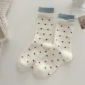 Süße koreanische Damen Wadenstrümpfe mit Herz Muster blauen Bündchen und kleinen Label. - Einheitsgröße / Weiß