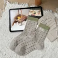 Calze di cotone grigie a pois con polsini verdi ed etichetta artigianale per uso quotidiano. - Taglia unica / Pois Beige