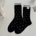 Schöne schwarze Damensocken mit weißen Herzen, grauem Rippbündchen und Stoffetikett. - Einheitsgröße / Schwarz