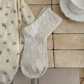 Calze a metà gamba in maglia stile coreano con ciondolo orsetto e motivo vintage strutturato - Taglia unica / Grigio Beige