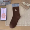 Chaussettes mi-hautes marron pour femmes avec broderie chiot et poignets côtelés bleus. - Taille unique / Café