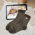 Calzini medi a righe marroni in stile coreano con ricamo carino e materiale in cotone - Taglia unica / Ricamo Rigato Marrone