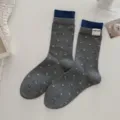 Graue Damensocken mit Herzmuster und Kontrastbündchen. Weiche und bequeme Strickmode alltags. - Einheitsgröße / Dunkelgrau