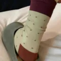 Vista dettagliata delle calze a tubo medio con pois colorblock vintage da donna indossate. - Taglia unica / Senape