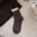 Calzini a tubo medio a pois marroni con polsini a contrasto e etichetta fatta a mano per donne. - Taglia unica / Caffè