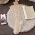 Calze alte in morbida maglia da donna, design con volant in pizzo vintage, perfette in autunno. - Taglia unica / Farina d'Avena