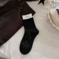 Chaussettes mi-hautes noires à pois blancs, revers contrasté blanc et étiquette rétro de printemps. - Taille unique / Noir