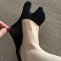 Primo piano sull'elasticità e sul tessuto in cotone pettinato sottile delle calze tabi nere. - Taglia unica / Nero