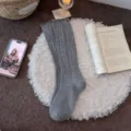 Calze slouch in maglia grigia con bordo in pizzo e motivo traforato, comode e alla moda per l'autunno. - Taglia unica / Grigio