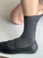 Primo piano di calzini trasparenti a pois, tessuto a rete grigio scuro con piccoli pois. - Taglia unica / Grigio scuro