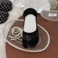 Black tabi split-toe invisible socks, summer thin bow knit low-cut boat socks with anti-slip heel. - One Size / Black