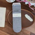 Calzini slouch grigi accoglienti con bordo volant blu e pois bianchi, stile autunnale. - Taglia unica / Grigio scuro