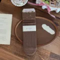 Calzini slouch in maglia trecciata marrone con volant e graziosi motivi floreali bianchi retrò. - Taglia unica / Marrone scuro