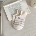 Calzini corti da donna carini con ricamo di cucciolo e righe classiche per uso quotidiano. - Taglia unica / Beige