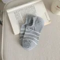 Calzini corti a righe grigie con ricamo di cucciolo carino da donna in cotone - Taglia unica / Grigio scuro