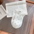 Fantasmini bianchi a pois da donna con graziosa etichetta tessuta Nice per ogni giorno. - Taglia unica / Bianco