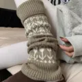 Dettaglio scaldamuscoli in maglia con texture invernale e motivo nordico vintage. - Taglia unica / Cachi