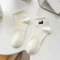 Calzini corti bianchi da donna con ricamo di gatto, cotone comodo per uso quotidiano. - Taglia unica / Bianco