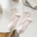 Calzini corti in cotone rosa con ricamo di gatto carino, stile college casual da giorno. - Taglia unica / Rosa chiaro
