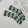 Comode calze medie casual in cotone con eleganti righe verdi e rosse per donna. - Taglia unica / Grigio